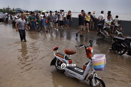 钱塘江涨潮多名游客被冲倒在地